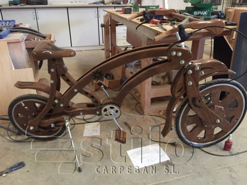 Bicicleta de madera realizada por profesionales de la madera. Carpintera Ebanistera Carpeban Stilo, Salamanca.